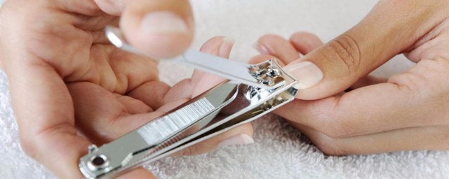 晚上不可以剪指甲是为什么(为何晚上不能剪指甲)