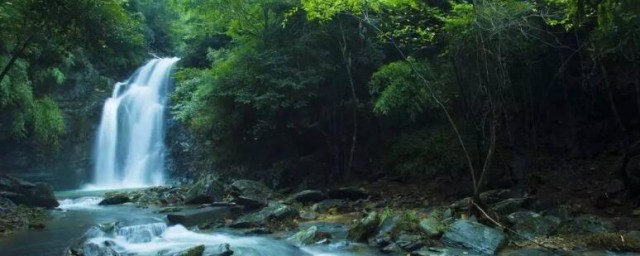 避暑胜地的含义(形容避暑胜地)