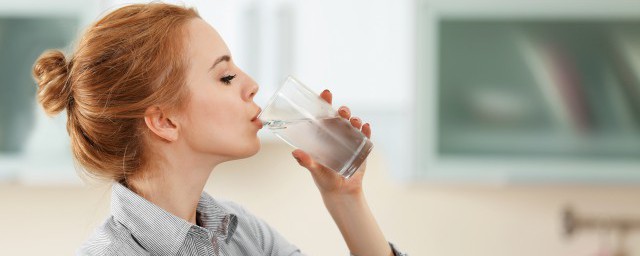 空腹能否喝水(能不能空腹喝水)