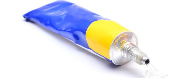 胶水粘手上用什么洗(胶水粘住手用什么洗)