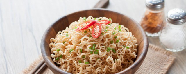 火鸡面能不能像泡面一样泡着吃(火鸡面当成泡面)