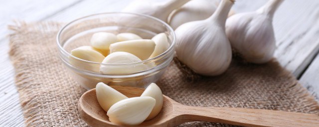 蒸大蒜水治咳嗽的简单做法(怎么蒸大蒜水治咳嗽的做法)