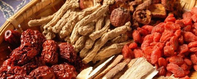 山楂干泡水有哪些禁忌(山楂干泡水的好处与坏处)