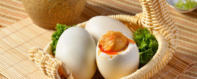 咸鸭蛋是不是发物(咸鸭蛋是不是发物,皮肤病可以吃吗)