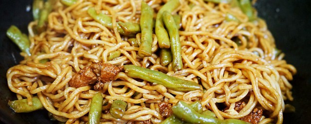 豆角闷面的家常做法分享(豆角焖面的图片)