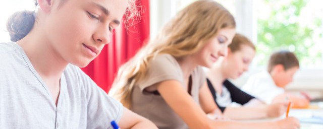 赠范晔带拼音的原文翻译(《赠范晔》古诗意思带拼音)