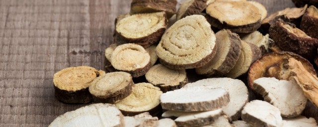 黄芪党参泡水喝的禁忌是什么(黄芪和党参泡水的功效与作用禁忌症)