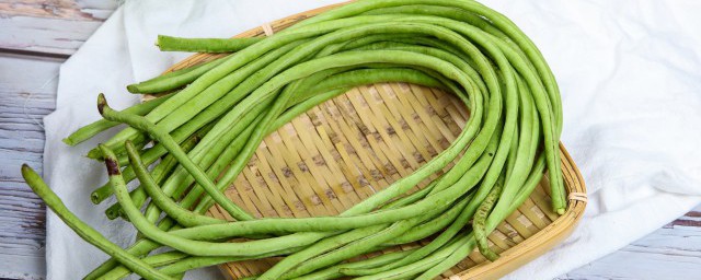 煎豆角的家常做法步骤(煎豆腐角的家常做法)