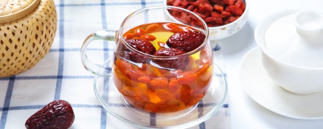 枸杞泡水有什么功效(黄芪茯苓枸杞泡水有什么功效)