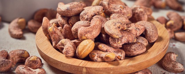 腰果的褐色皮可不可以吃(腰果的皮子可以吃不)