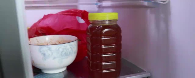 蜂蜜要不要放冰箱(蜂蜜要不要放冰箱里面)