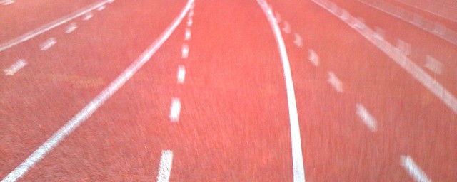 标准跑道一圈是多少米(标准跑道最内圈一圈多少米)