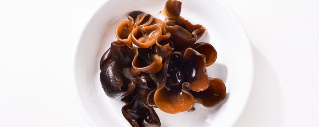 木耳用开水泡有害处的吗(木耳用开水泡发有毒吗?)