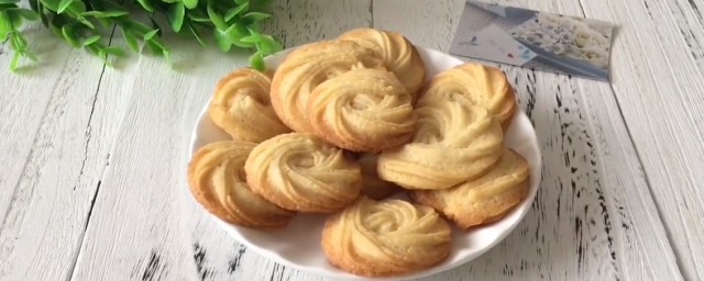 如何做饼干简单又好吃用烤箱(烤箱自己做饼干的方法)