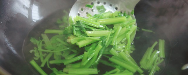 芹菜需不需要焯水(芹菜必须用焯水吗)