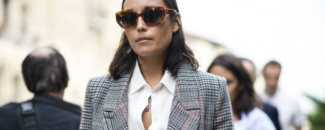 羊剪绒大衣能以水洗吗(羊剪绒大衣可以水洗不)