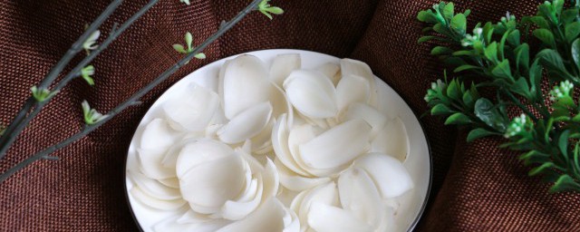 百合粥怎么做(银耳莲子百合粥怎么做)