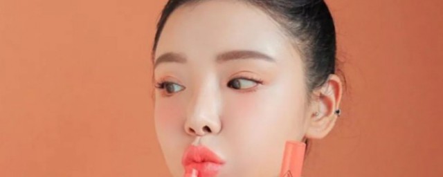 吃饭咬嘴唇是由什么引起的?(吃饭经常咬嘴唇是什么原因引起的)