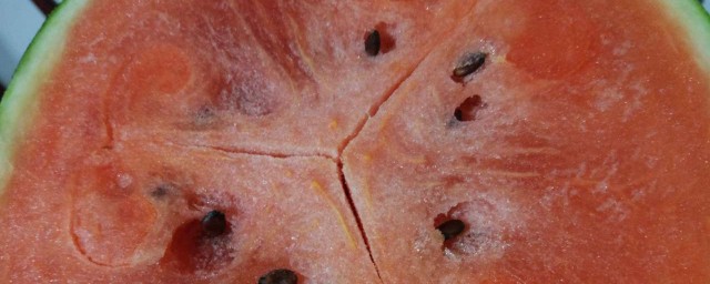 西瓜放水里会不会坏(西瓜泡水里会不会坏)