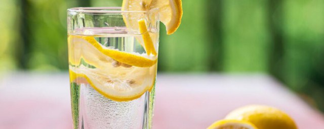 柠檬水可不可以隔夜喝(柠檬水能喝吗)