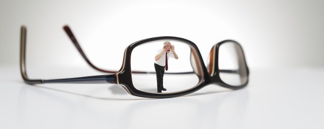 塑料眼镜镜架断了用502粘的稳吗(框架眼镜断了能用502粘好嘛)