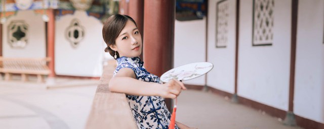 个人霸气简介女10个字(女生霸气话语简短10字)