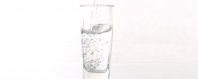 飞机上禁止带玻璃杯吗(飞机上不能带玻璃杯吗)