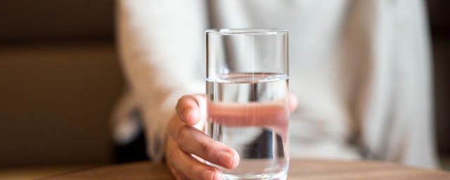 自来水发黄烧开可以喝吗(自来水烧开黄色能喝吗)