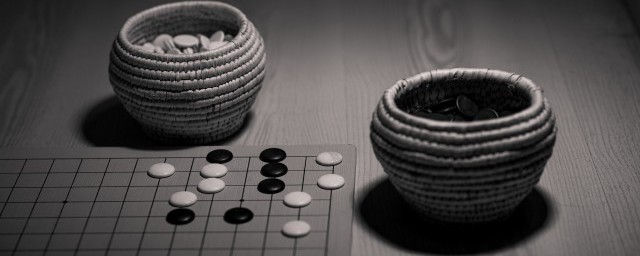 在围棋中怎么决定谁拿黑棋(围棋比赛何种方式决定谁拿黑棋)
