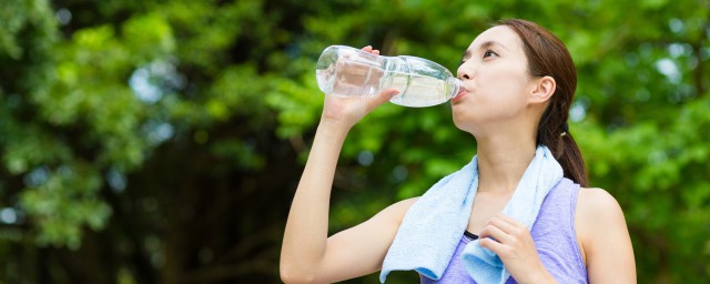 农夫山泉量贩装与普通的区别(什么叫量贩装农夫山泉)
