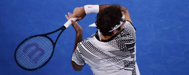 网球正手底线击球技术动作要领是怎样的(网球正手底线抽球技术动作构成及动作要领)