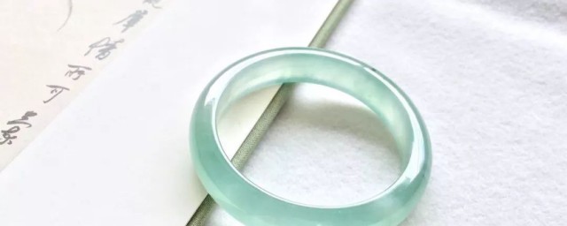 翡翠胶感的意思(翡翠的胶质感指的是什么)