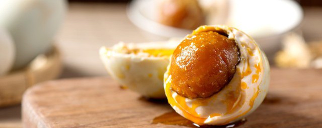 可以用咸蛋黄做什么美食(怎样用咸蛋黄做菜)