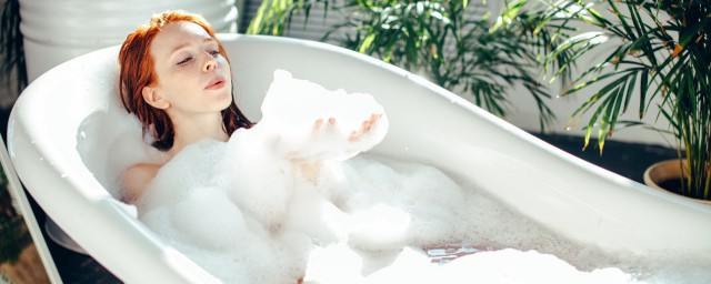 洗澡的幽默短句有哪些(幽默的说洗澡睡觉的句子)