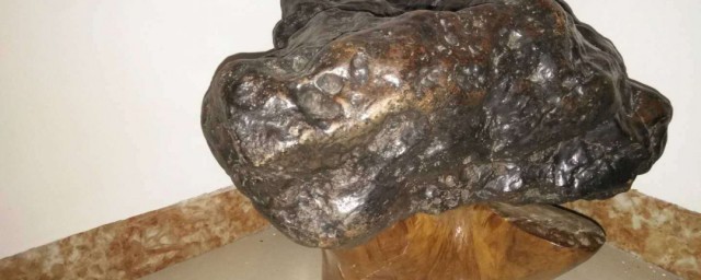 陨石怎么鉴定(陨石的特征和鉴别方法)