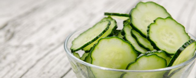 晒黄瓜干又绿又鲜的方法(怎样晒出的黄瓜干翠绿)