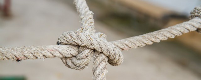 外墙滑板绳子安全绳的安装方法(做外墙下滑板绳扣怎么打)