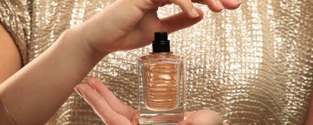 香水坐飞机能不能托运(坐飞机可以托运香水不)