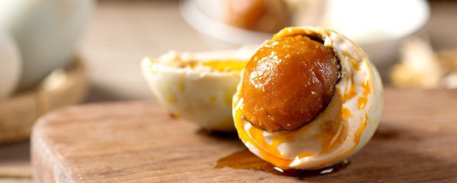 盐蛋不咸又出油的方法(如何腌制咸鸡蛋出油)