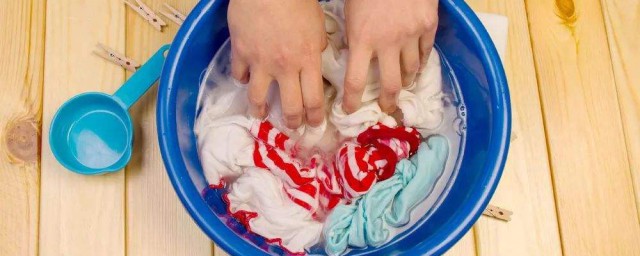 洗洁精能不能洗衣服(洗洁精能不能洗衣服上的霉斑)