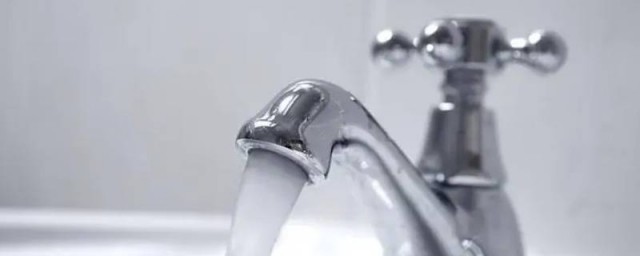 自来水为什么不能直接喝(自来水为什么不能直接喝耳而被自来水洗过的水果就可以)