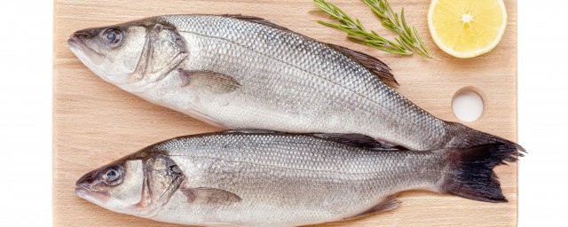 怎样清蒸鲈鱼(清蒸鲈鱼的制作方法及步骤)