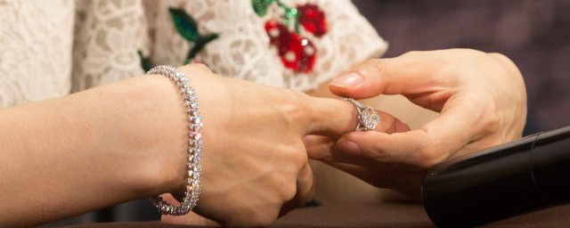 关于戒指戴食指的寓意(带戒指戴食指的寓意)