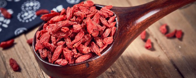 男人行千里切莫吃枸杞啥意思(男人行千里,切莫吃枸杞是啥意思)