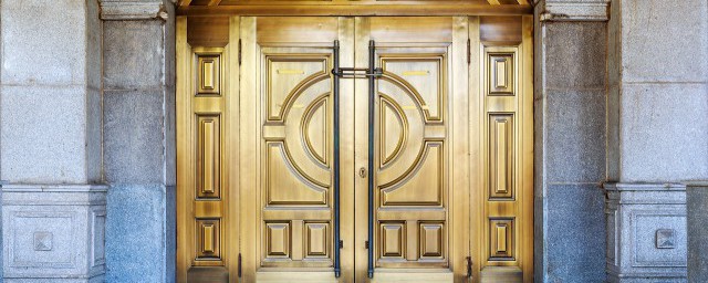 梦见门打不开的寓意(梦见开门打不开门)