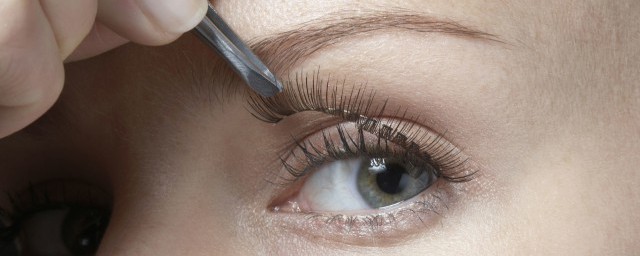 怎样卸掉睫毛胶(睫毛胶水怎么卸掉小妙招)