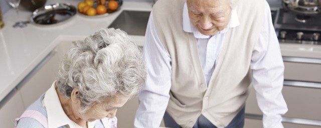 骂偏心的公婆的短句子有哪些(用一句话讽刺公婆偏心的句子)