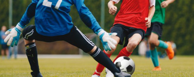 足球比赛犯规有什么(足球什么叫犯规)