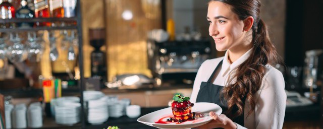 关于传菜员的端菜方法介绍(传菜员传菜流程)