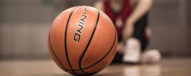 篮球比赛违例主要有哪些(篮球比赛中违例的种类)